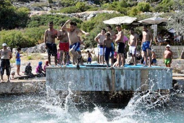 Kükürtlü Ve Sodalı Suya Girip Hem Şifa Arıyor Hem De Serinliyorlar