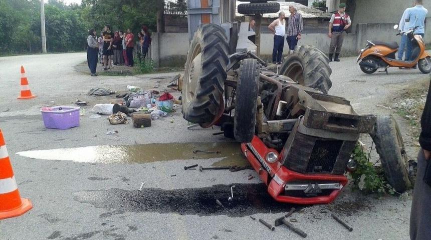 Fındık İş&ccedil;ilerini Taşıyan Trakt&ouml;r Devrildi: 2&rsquo;si Ağır, 18 Yaralı