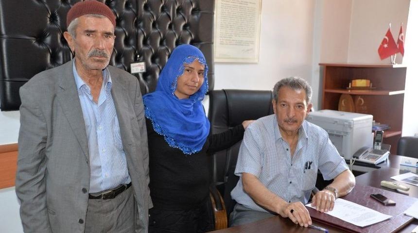 Fosseptik &Ccedil;ukuruna Giren Kadına Belediyeden Yardım