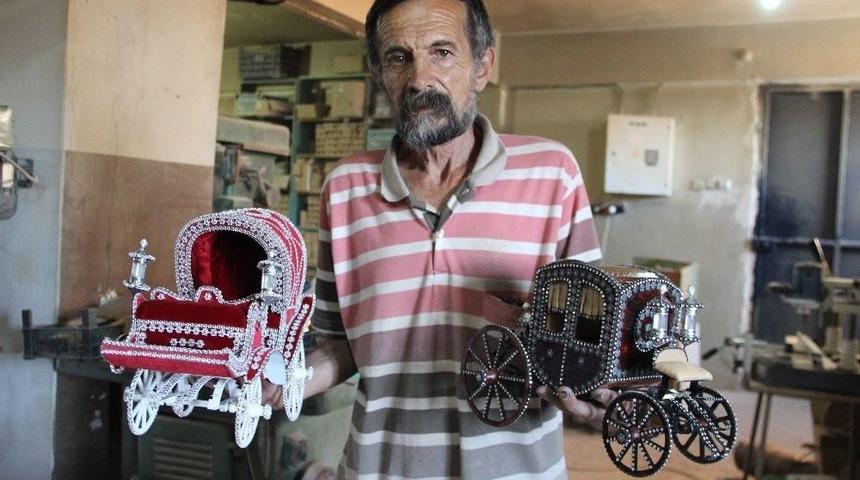 Atık Malzemeleri Sanata D&ouml;n&uuml;şt&uuml;r&uuml;yor