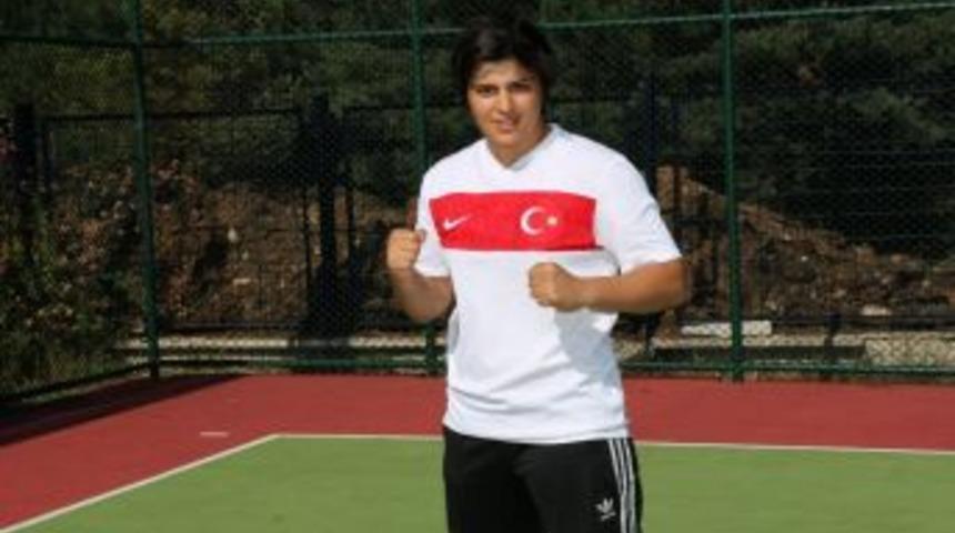 Busenaz S&uuml;rmeneli Yarı Finalde