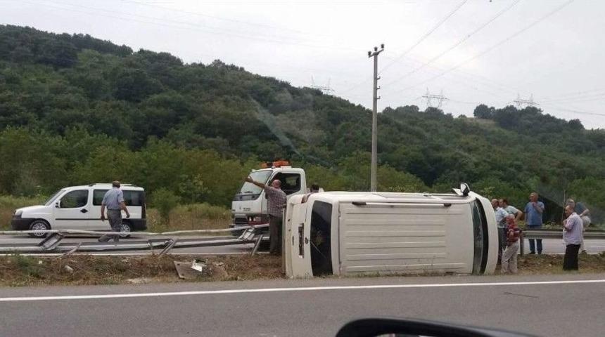 Bariyerlere Çarpan Araç Devrildi