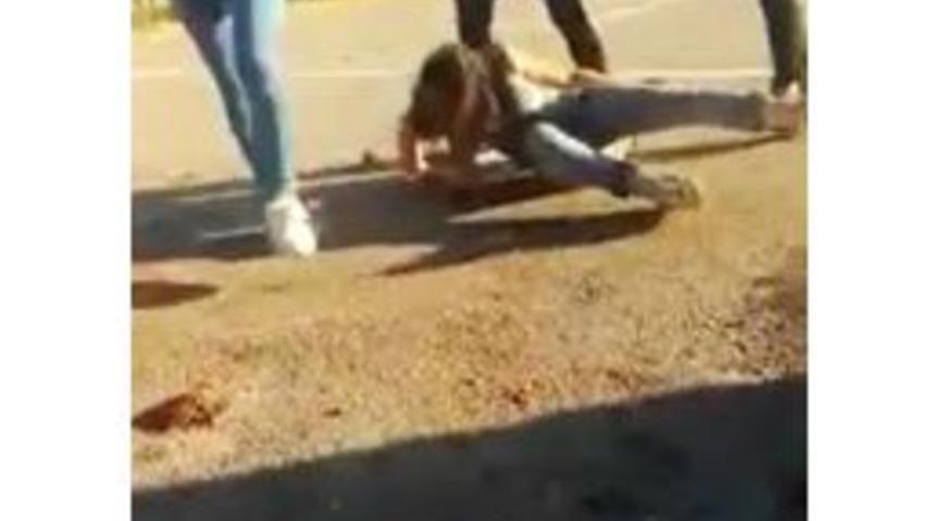 Lise &Ouml;ğrencilerinin Dehşete D&uuml;ş&uuml;ren Kavgası