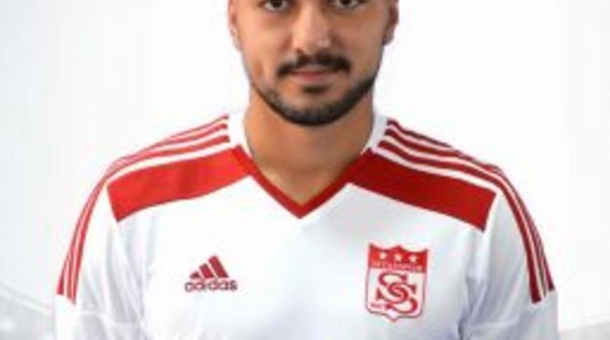 Otob&uuml;s&uuml;n Kapısının &Ccedil;arptığı Gen&ccedil; Futbolcu Ağır Yaralandı