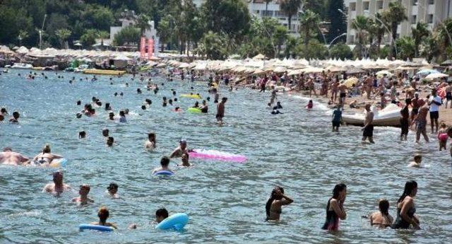 Marmaris te Yüksek Nemle Birlikte Sahiller Doldu 1