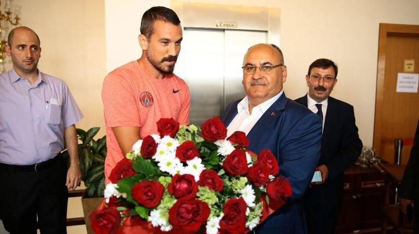 Başkan Hasan Can, &Uuml;mraniyespor Y&ouml;netimi, Teknik Heyet Ve Futbolcularla Bir Araya Geldi