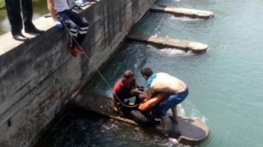 Kanala Atlayıp &Ouml;lmek İsteyen Kadın: "&ccedil;ocuğum Duyarsa &Ouml;l&uuml;r"