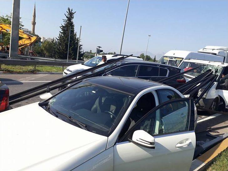 Antalya’da İnanılmaz Kaza: Demirler Arabalara Ok Gibi Saplandı G1
