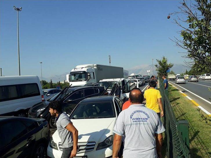 Antalya’da İnanılmaz Kaza: Demirler Arabalara Ok Gibi Saplandı G3