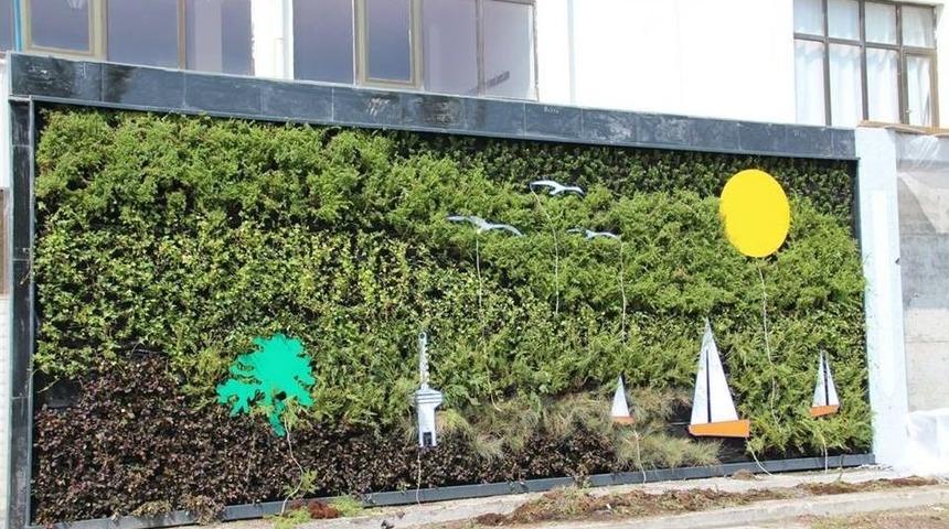 Dikey Bah&ccedil;e Objeleriyle İlgi &Ccedil;ekiyor