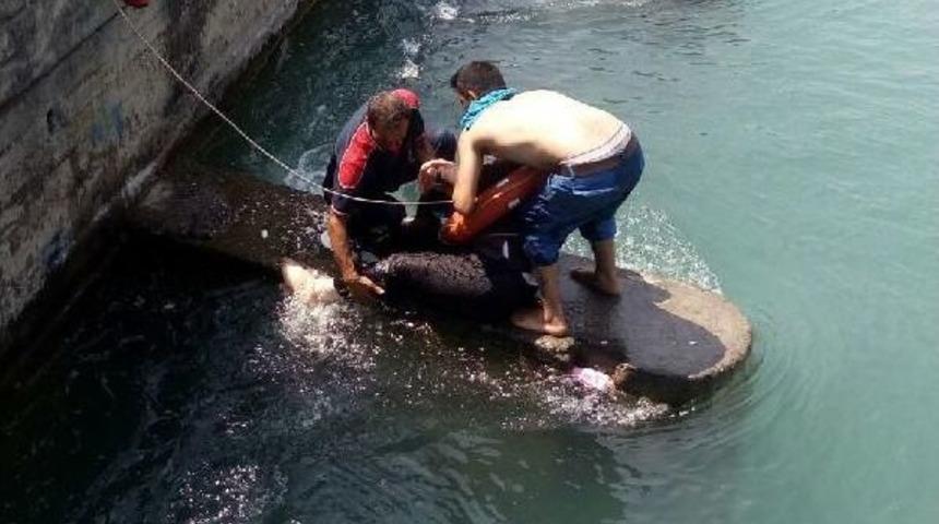 Sulama Kanalına Atlayan Kadın Kurtarıldı