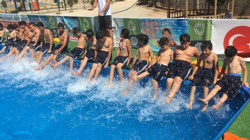 Suriyeli &Ccedil;ocukların Havuz Keyfi