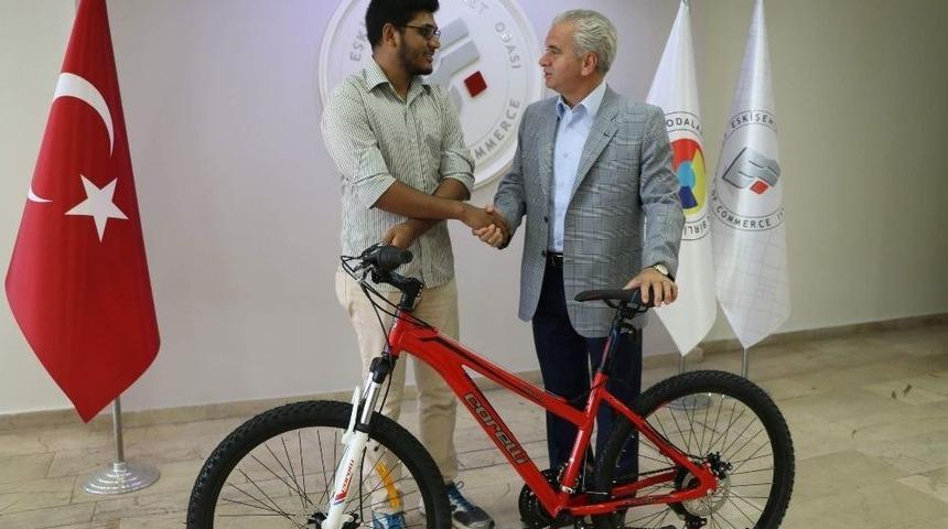 Eto Başkanı G&uuml;ler, Bangladeşli Mağdur &Ouml;ğrenciye Bisiklet Hediye Etti