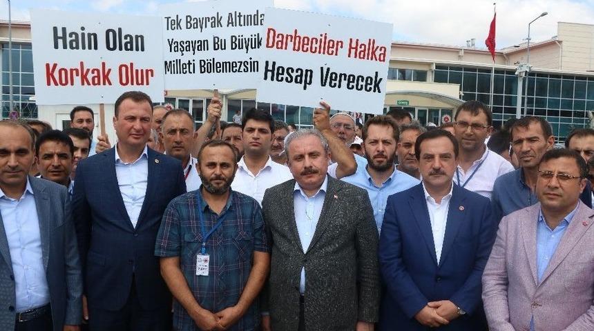 Fet&ouml; Elebaşı Fetullah G&uuml;len&rsquo;e Seccadeli Protesto