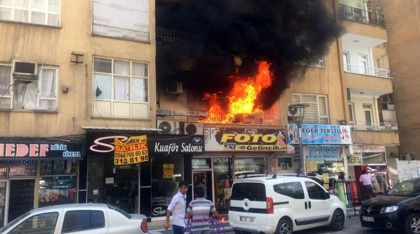 7 Katlı Binada Çıkan Yangın Paniğe Neden Oldu