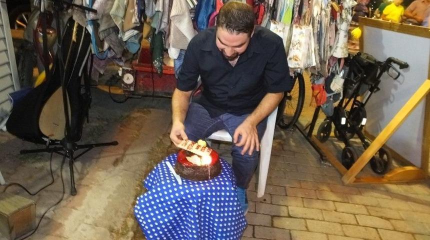 Burhaniye&rsquo;de Yardımsever Sanat&ccedil;ıya Yaş G&uuml;n&uuml; S&uuml;rprizi