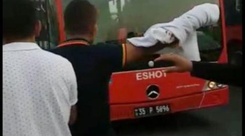 İzmir&rsquo;de Vatandaşlar Ge&ccedil; Gelen Otob&uuml;se Saldırdı