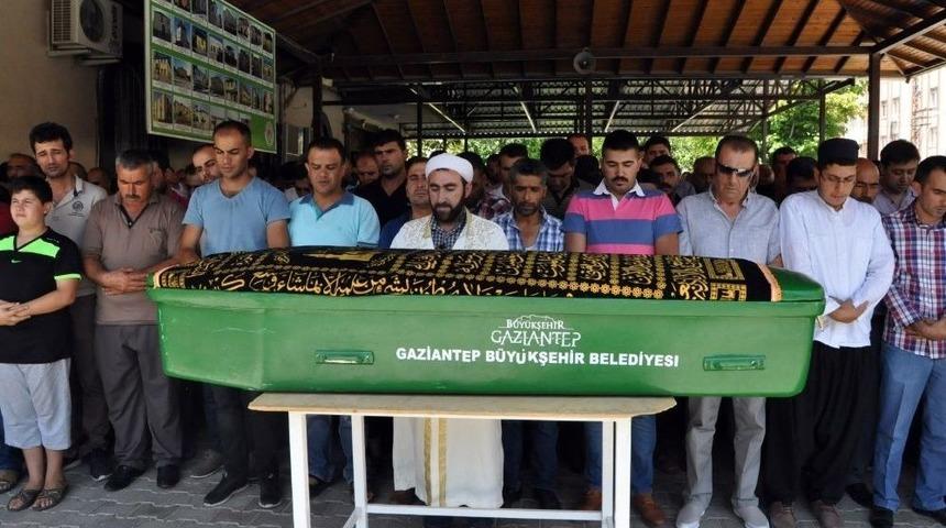 Oğlunu Korumak İsterken Vurulan Baba Toprağa Verildi