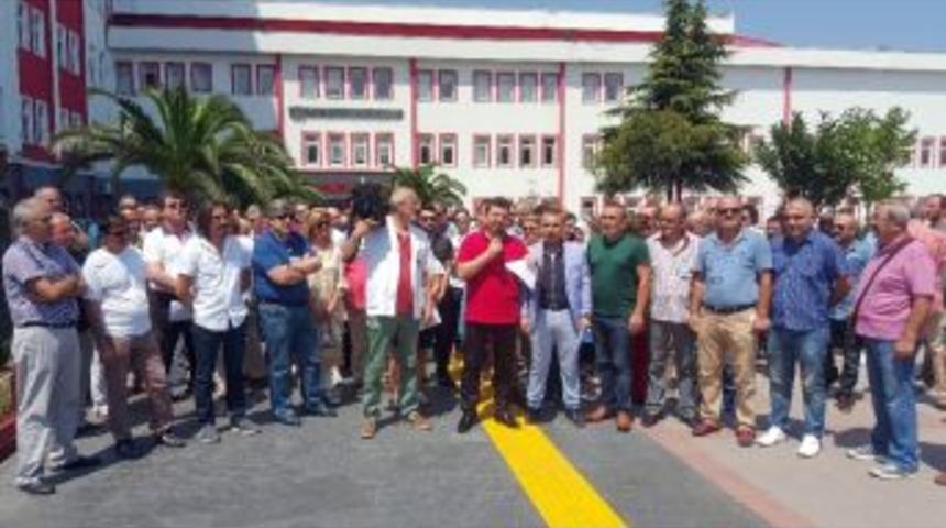 Sağlık &Ccedil;alışanları Doktorun Darp Edildiği Hastane &Ouml;n&uuml;nde Eylem Yaptı