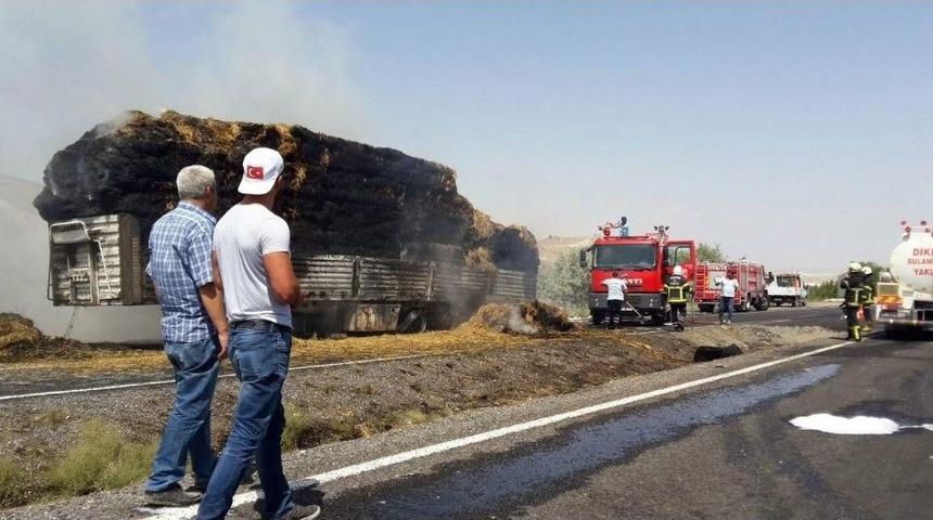 Saman Y&uuml;kl&uuml; Tır Alev Aldı