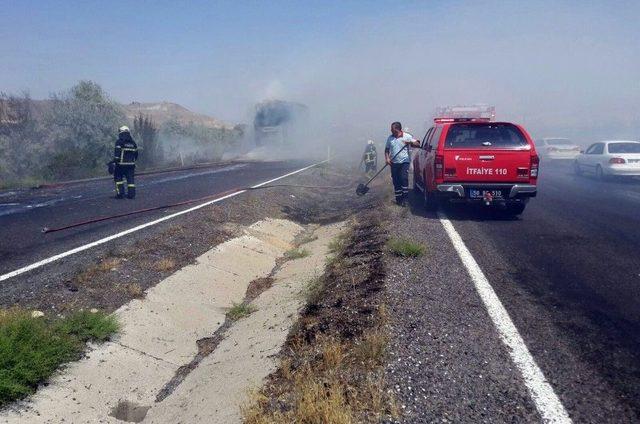 Saman Yüklü Tır Alev Aldı