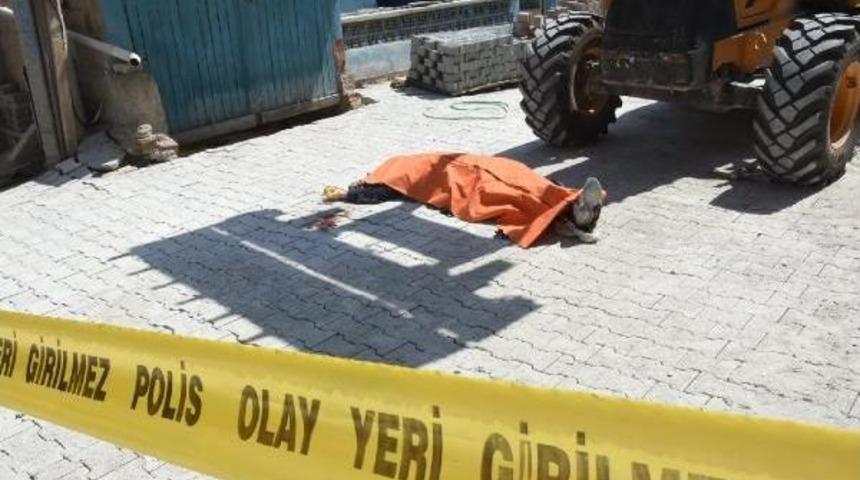 Kaldırım Taşı D&ouml;şerken Iş Makinesinin Altında Kalıp &Ouml;ld&uuml;