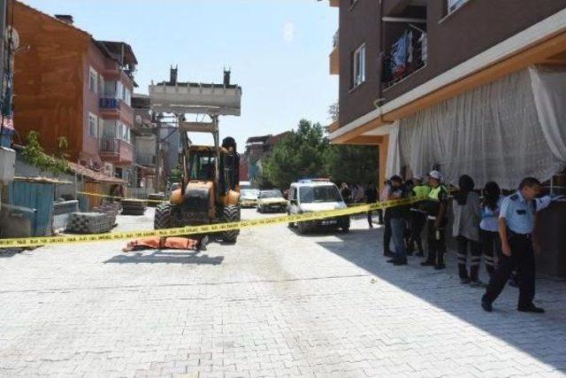 Kaldırım Taşı Döşerken Iş Makinesinin Altında Kalıp Öldü