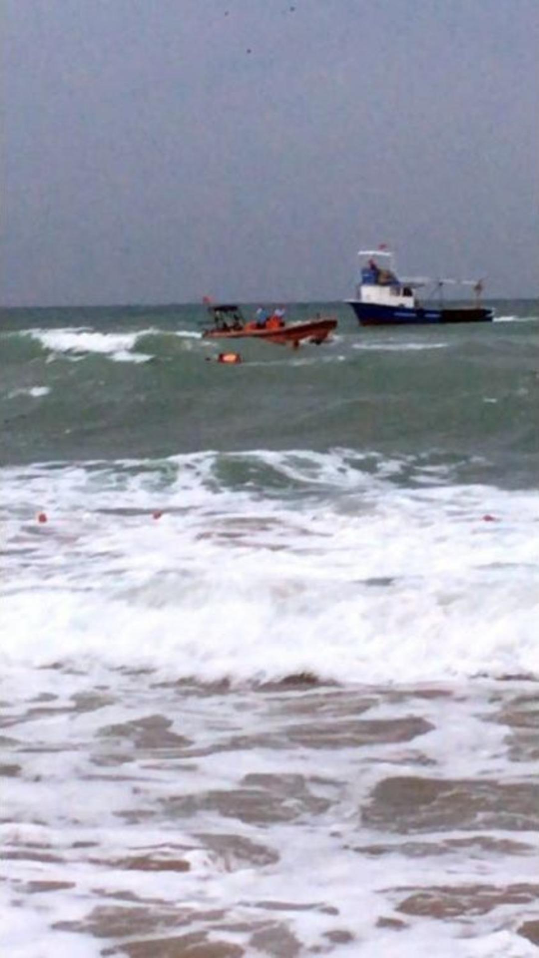 Yasağa Rağmen Dalgalı Denize Giren 5 Gen&ccedil; Son Anda Kurtarıldı