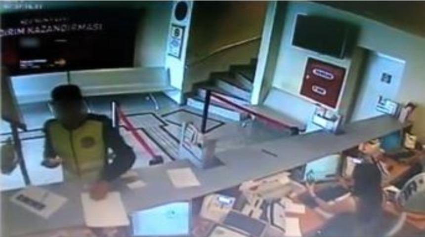 İstanbul&rsquo;da Bir Kadını Telefonda Dolandıran 6 Kişi Tutuklandı