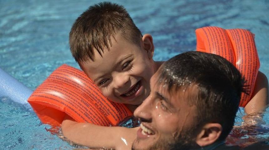 Engelli &Ouml;ğrenciler Hem Y&uuml;zmeyi &Ouml;ğreniyor Hem De Doyasıya Eğleniyor