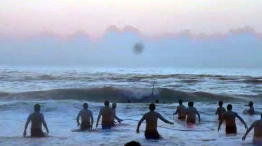 Boğulma Tehlikesi Ge&ccedil;iren Kişiyi Elektrik Kablosu İle Kurtardılar