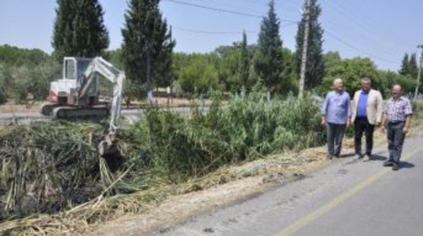 H&uuml;rriyet Mahallesi&rsquo;nde 3 Bin Metrelik Dere Temizliği