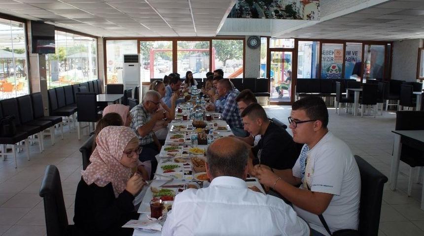 Bosnalı Öğrenciler Lapseki’de Kahvaltıda Bir Araya Geldi