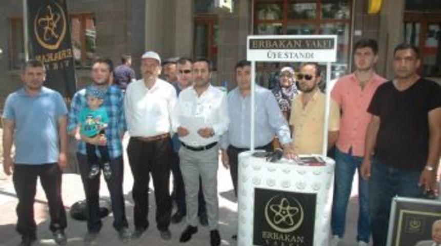 Erbakan Vakfı &Uuml;ye Kabul Standı A&ccedil;tı