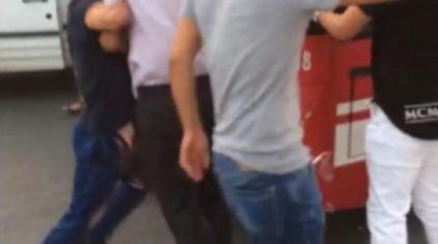 Belediye Otob&uuml;s&uuml; Ge&ccedil; Kaldı, &Ccedil;ıkan Tartışmada 2 Kişi Yaralandı