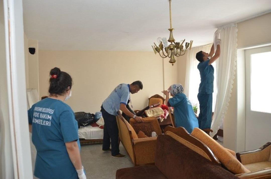 Yaşlı Kadının Evinden 4 Kamyon &Ccedil;&ouml;p &Ccedil;ıktı