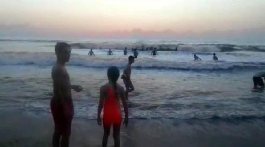 Ereğli'de Denize Girmek Yasaklandı, Boğulma Tehlikesi Ge&ccedil;iren Gen&ccedil; Kurtarıldı