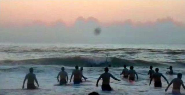 Ereğli de Denize Girmek Yasaklandı, Boğulma Tehlikesi Ge&ccedil;iren Gen&ccedil; Kurtarıldı 1