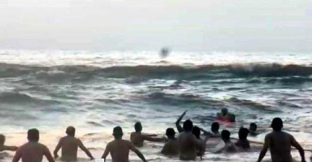 Ereğli de Denize Girmek Yasaklandı, Boğulma Tehlikesi Ge&ccedil;iren Gen&ccedil; Kurtarıldı 3