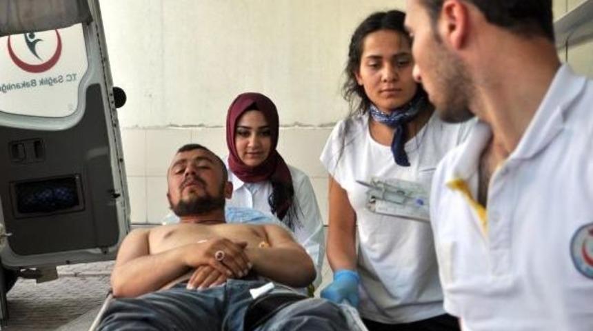 Kayseri'de Amca Ile Yeğen Bı&ccedil;akla Birbirini Yaraladı