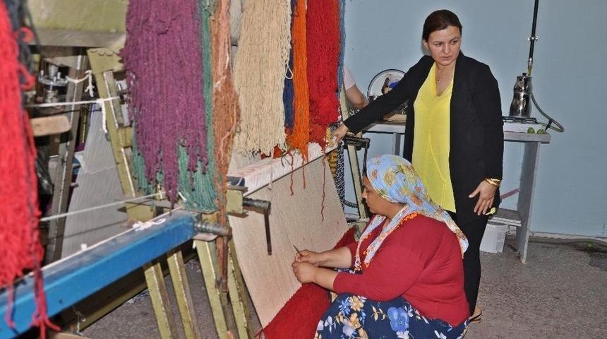 G&ouml;lbaşı&rsquo;nda Dokunan Halılar, Yurt Dışına İhra&ccedil; Ediliyor