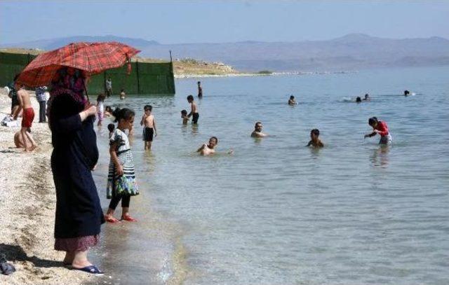 Erciş'te Kadın Ve Aile Plajı Açıldı
