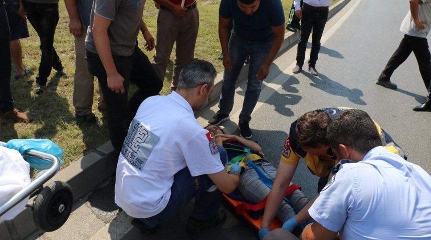 Yolun Karşısına Ge&ccedil;meye &Ccedil;alışan Gen&ccedil; Kıza Otomobil &Ccedil;arptı