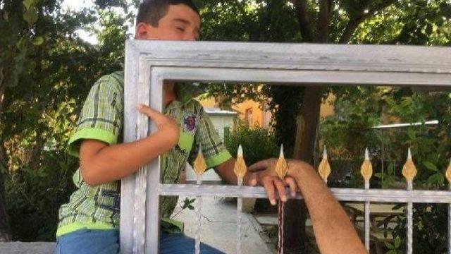 Eline Saplanan Demir Korkulukla Hastaneye Kaldırıldı