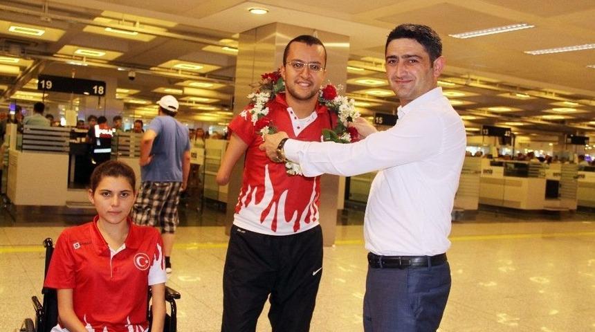 Şampiyonlar Yurda D&ouml;nd&uuml;