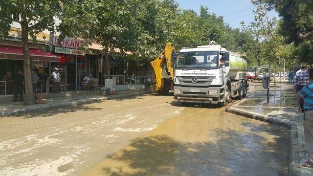 Çamura Bulanan Cadde Ve Sokakları Süleymanpaşa Belediyesi Temizledi