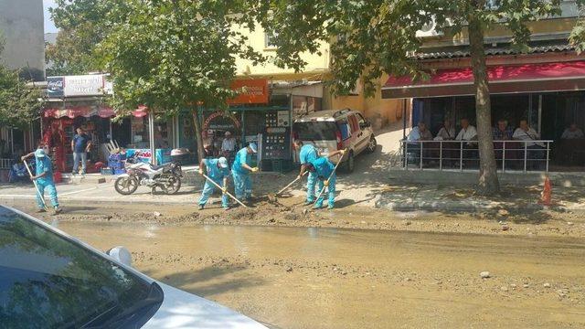 Çamura Bulanan Cadde Ve Sokakları Süleymanpaşa Belediyesi Temizledi