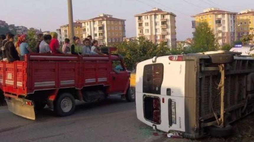 Fındık Iş&ccedil;ilerini Taşıyan Minib&uuml;s Devrildi: 10 Yaralı