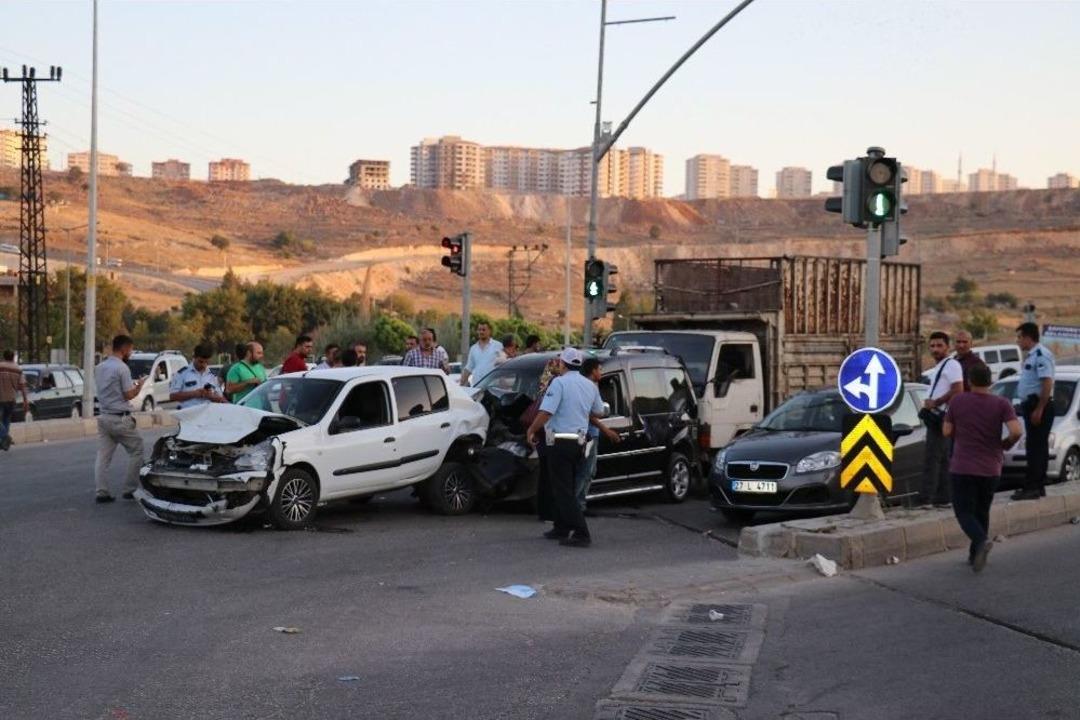 Freni Boşalan Kamyon, Kırmızı Işıkta Bekleyen Ara&ccedil;lara &Ccedil;arptı: 5 Yaralı