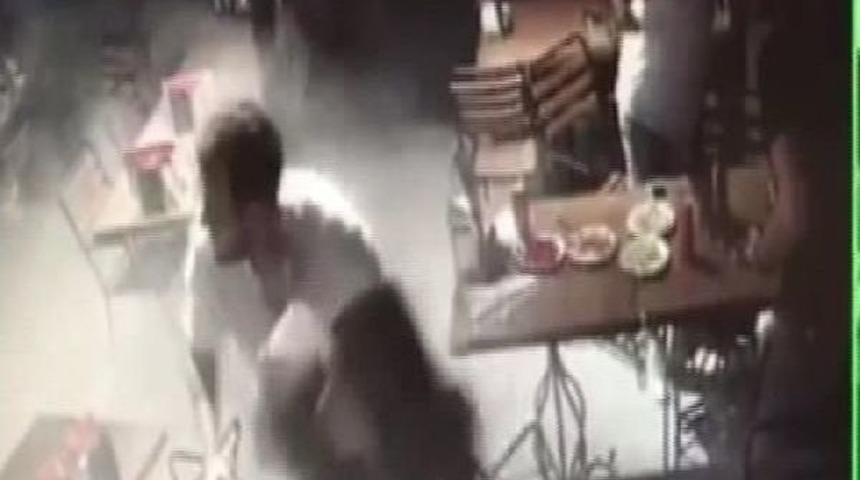 Beşiktaş'ta 4 Kişinin Yaralandığı Tarihi Binanın Duvarından Taşlar D&uuml;şmesi Kamerada